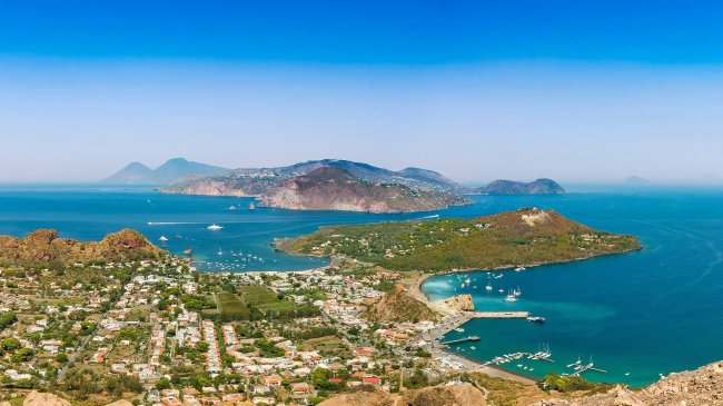 Vista aerea di un'isola con mare e coste.