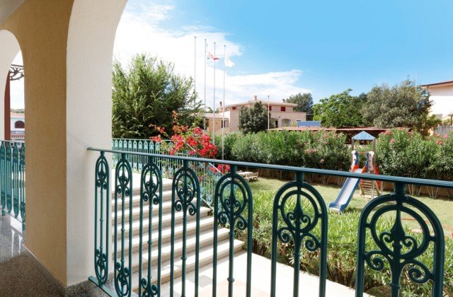 Balcone con vista su giardino e scivolo.