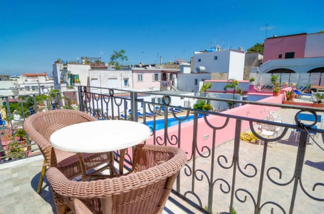 Terrazza con sedie e vista sui tetti.