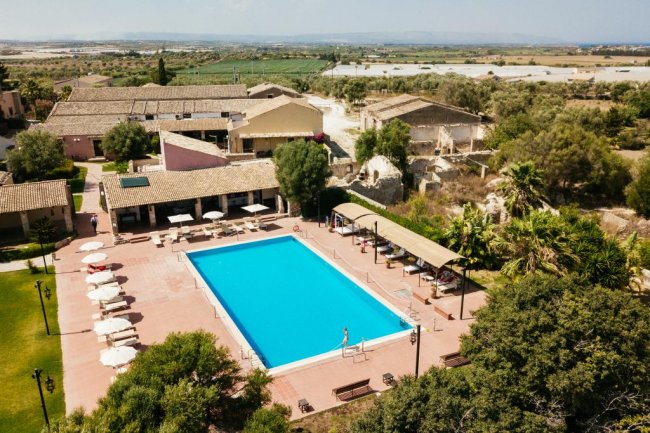 Piscina esterna circondata da edifici.