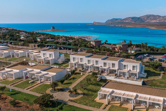 Complesso residenziale vicino al mare blu.