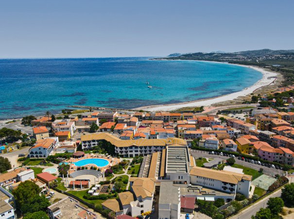 Panoramica di un complesso alberghiero vicino al mare.