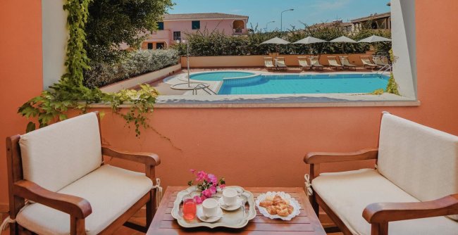 Colazione accanto a una piscina.