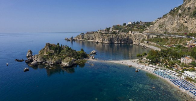 Vista aerea di una costa rocciosa con acqua cristallina.
