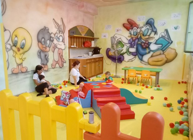 Area giochi per bambini con disegni sui muri.