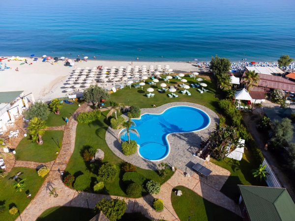 Piscina e giardino vicino alla spiaggia.