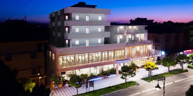 Edificio moderno illuminato di notte.