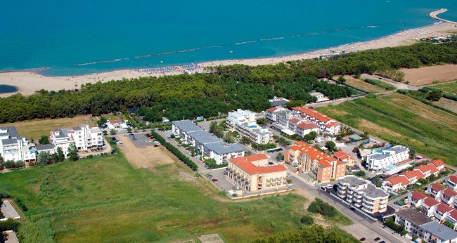Vista aerea di un complesso vicino alla spiaggia.
