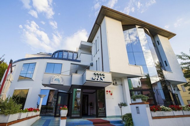 Edificio moderno con pareti vetrate.