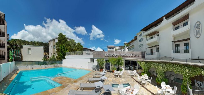 Piscina esterna in un hotel moderno.