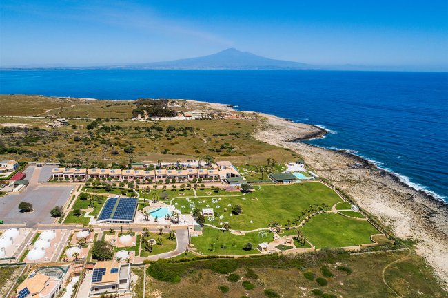 Resort sul mare con vista montagna.