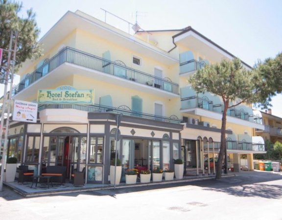 Edificio dell'hotel con balconi e cartello