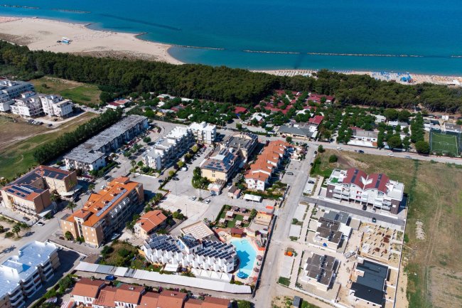 Vista aerea di un complesso residenziale vicino al mare.