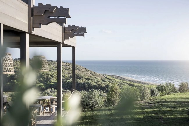 Veranda con vista sul mare e costa verde.