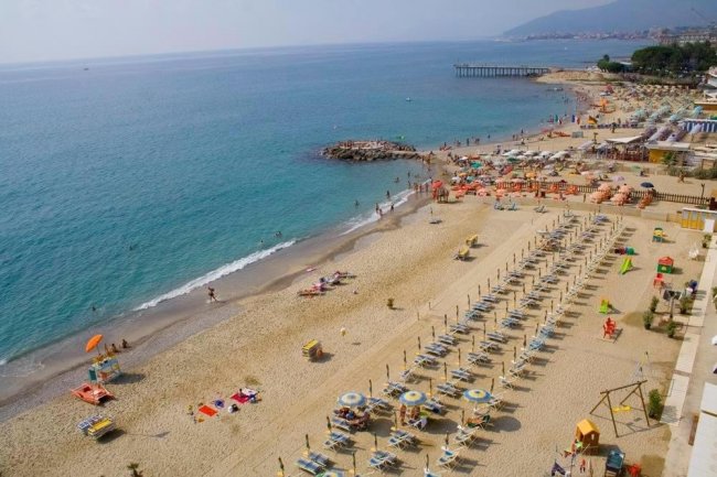 Spiaggia attrezzata con ombrelloni e sdraio.