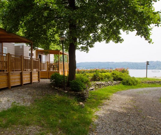 Sentiero vicino a case mobili e vista lago.
