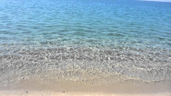 Onde calmanti su una spiaggia sabbiosa.