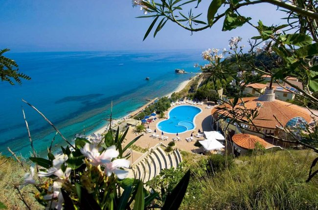 Spiaggia e piscina a forma di cuore vista dall'alto.