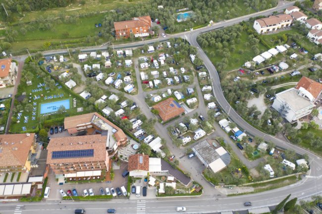Vista aerea di un campeggio con roulotte.