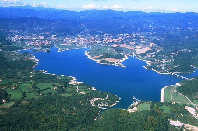 Lago e colline circostanti visti dall'alto.