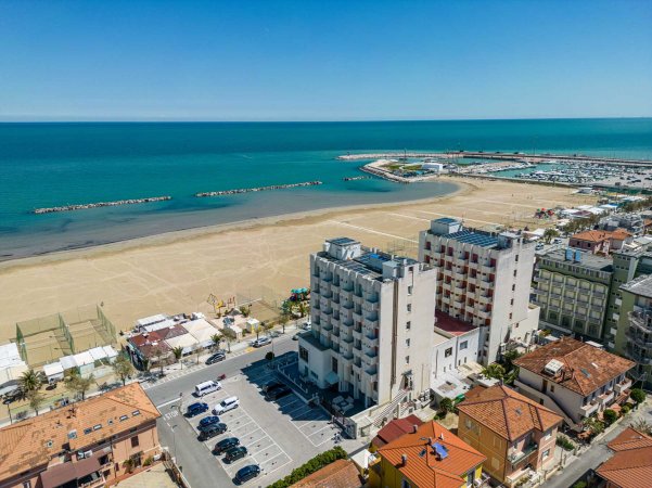 Spiaggia, edifici e parcheggio visti dall'alto.