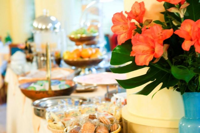 Fiori arancioni e buffet imbandito.