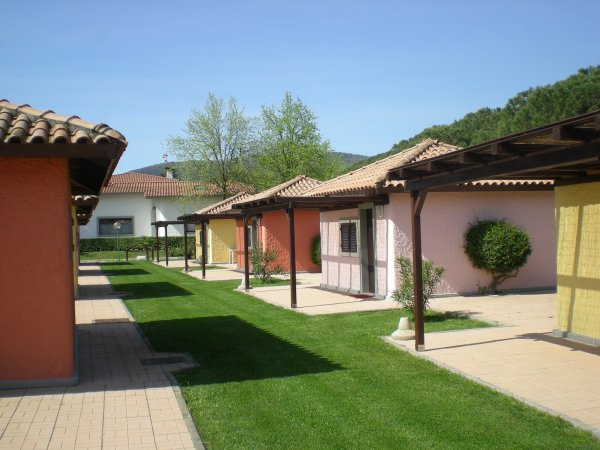 Bungalow colorati con giardino curato.