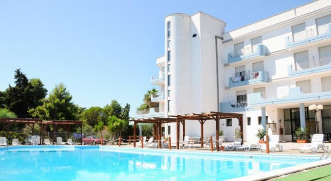 Hotel con piscina all'aperto.