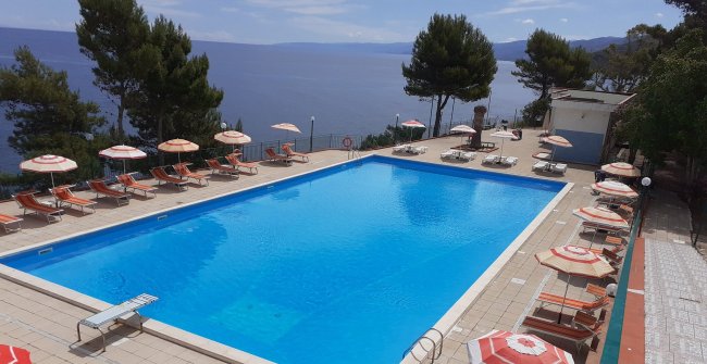 Piscina all'aperto con vista sul mare.