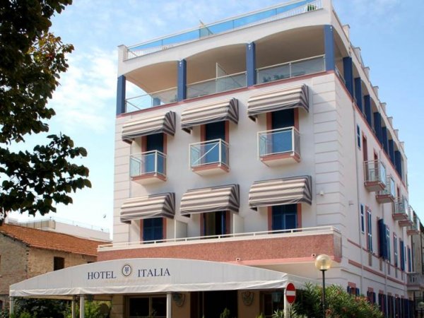 Edificio dell'hotel con tende a strisce.