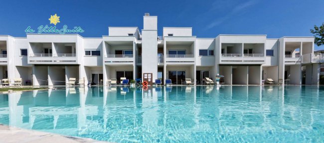 Complesso residenziale con piscina.