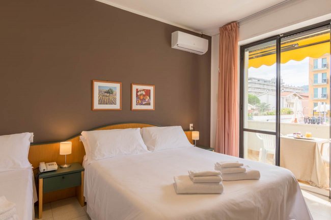 Camera con letto matrimoniale e balcone.