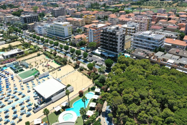Complessi residenziali e alberali vicino alla spiaggia.