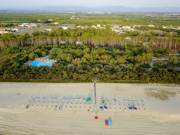 Veduta dall'alto di una spiaggia e piscina.