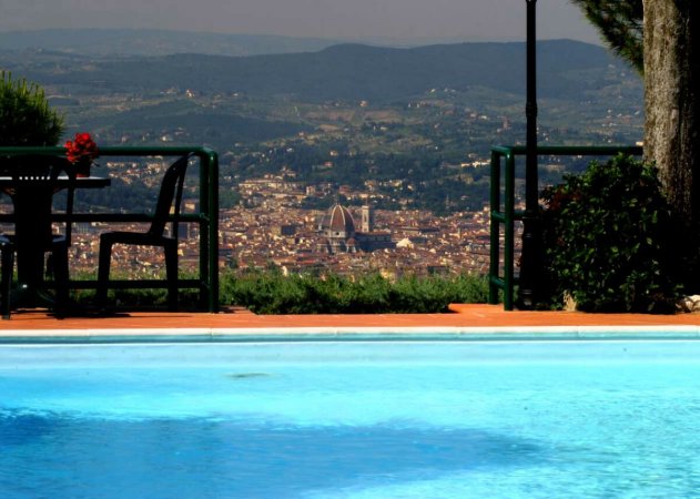 Piscina con vista sulla città in lontananza.