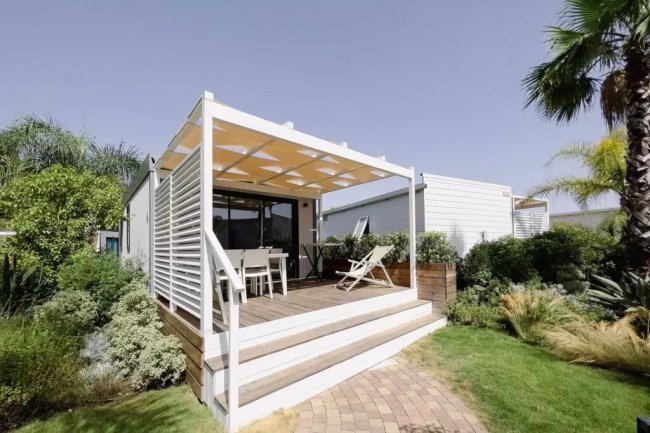 Casa prefabbricata con veranda e giardino.