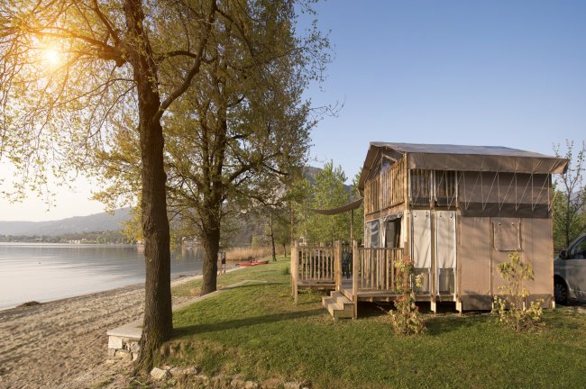 Bungalow vicino a un lago al tramonto.