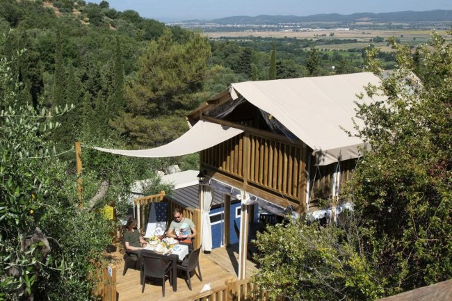 Tenda su piattaforma in legno, vista panoramica.