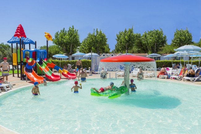Piscina per bambini con scivoli colorati e ombrello doccia.