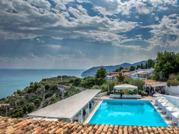 Piscina con vista mare e colline.