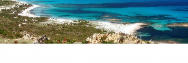 Costa con acque turchesi e paesaggio naturale.