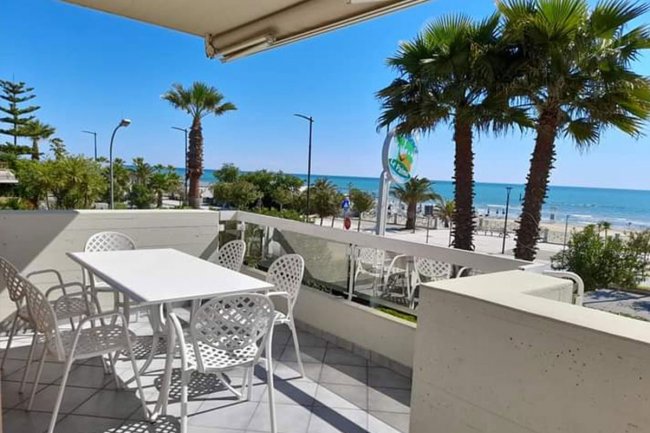 Balcone con tavolo e vista mare.