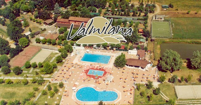 Vista aerea di un complesso con piscine e campi sportivi.