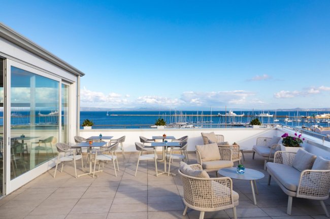 Terrazza con salottini e vista marina.