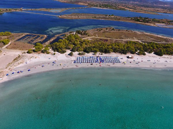 Spiaggia con ombrelloni e mare turchese.
