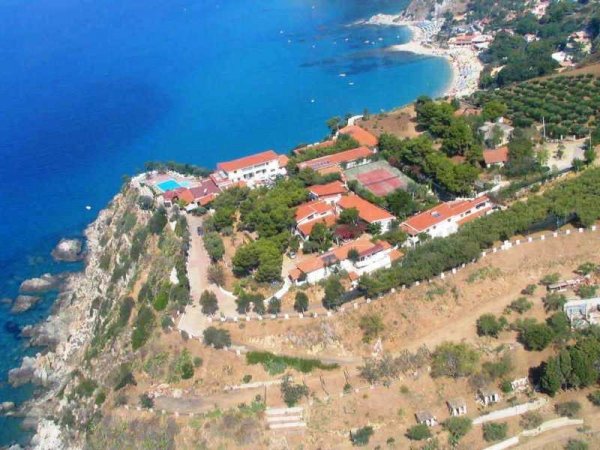 Complesso turistico su una collina vicino al mare.