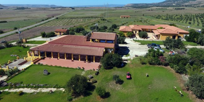 Complesso rurale con campi intorno.