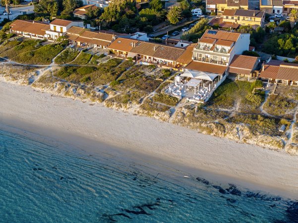 Complesso di case su una spiaggia sabbiosa.