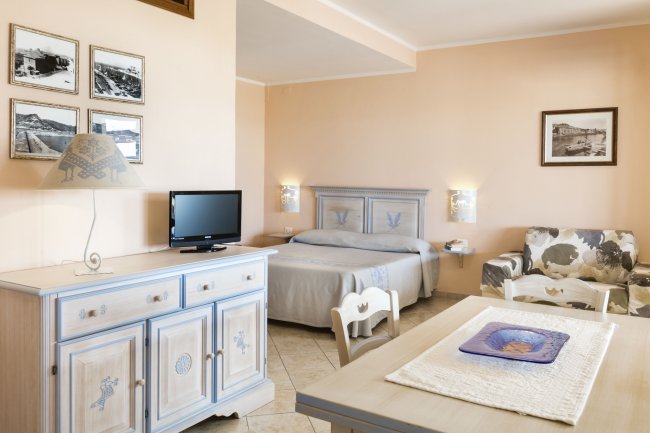 Spaziosa camera con letto e soggiorno.