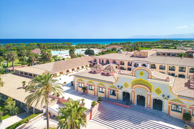 Vista su un elegante edificio in un resort fronte mare.